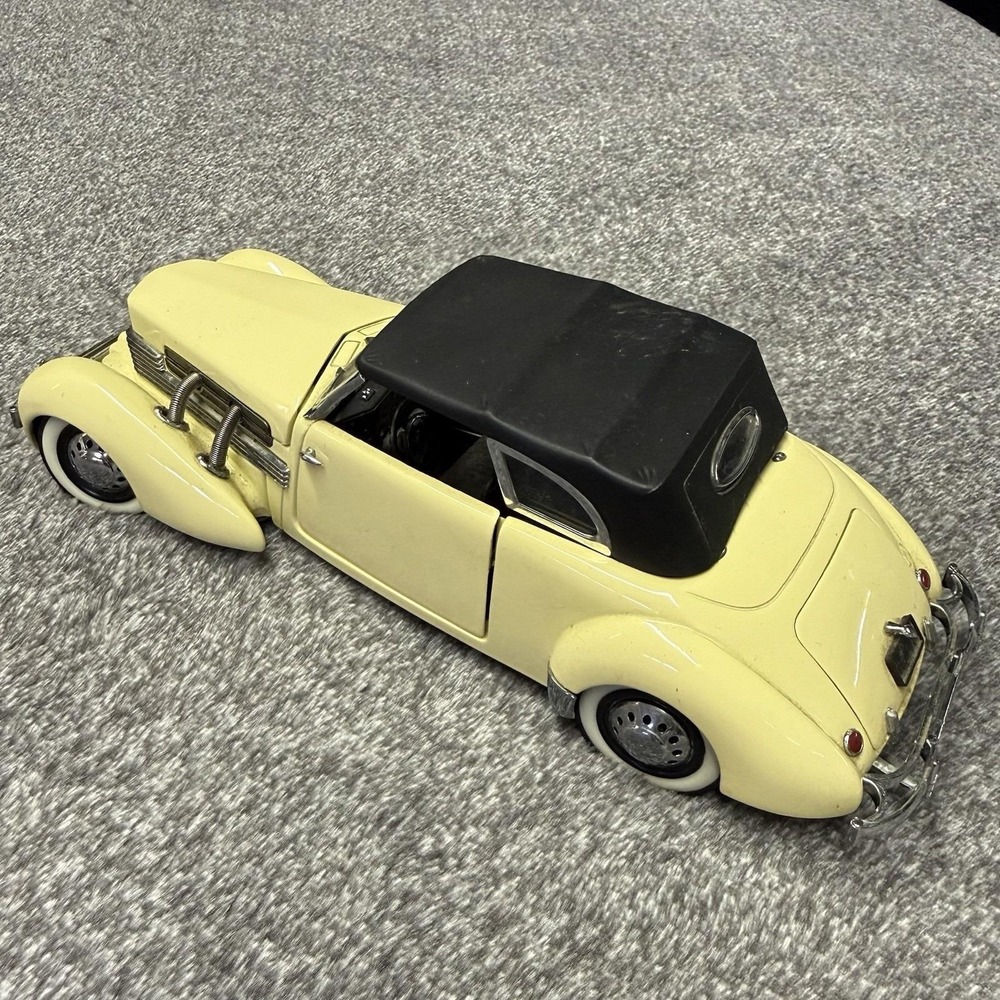 Franklin Mint 1/24 Scale - 1937 Cord 812 Phaeton Coupe Cream - Picture 2 of 12